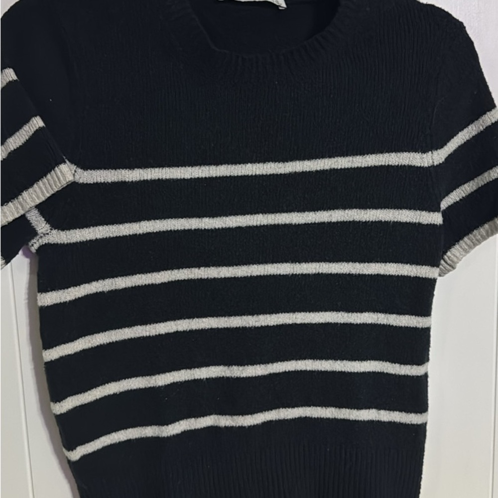 Abercrombie & Fitch Black and White Crew Neck Sweater